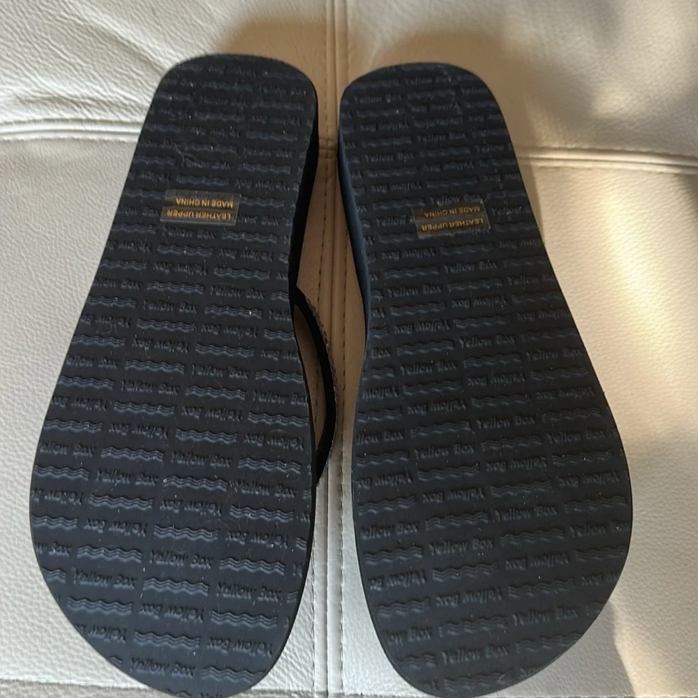 Hard to find Yellow Box Elegant Rhinestone Flip Flops – Women’s Size 8 1/2 - Picture 2 of 4